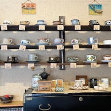 こだわりカフェ　滋賀県

好きなカップを選んでコーヒーがいただけます。
食器などを売っている「がらや」という雑貨屋さんの奥にこぢんまりと佇んでいます。