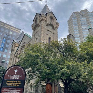 DAY9 Joined the city walking tour in Toronto 

📍St.Andrew’s Church 
📍Toronto Blue Jays
📍CN tower 
📍Round House 
📍Queen’s quay
📍Toronto Maple Leafs
📍St Lawrence market 
📍City hall
📍Toronto sign