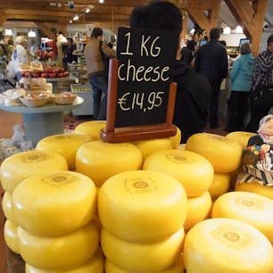 オランダ🇳🇱
ザーンセスカンス

風車村にあるチーズ工房

他に木靴やさんもあって
まさにオランダがギュッと詰まった魅惑な場所