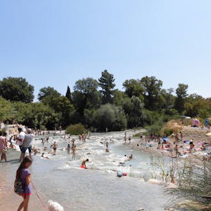 イタリア　トスカーナ州　サトゥルニア温泉　真夏は芋の子洗い状態でした。