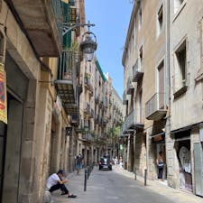 🇪🇸 ゴシック地区

バルセロナの旧市街地散策🚶‍♀️
壁の色や出窓、街灯のデザインが素敵です。
John Cakeのチーズケーキとdemasieのシナモンロール🎵
テイクアウトしてホテルでいただきました。
どちらも美味しかったよ〜😋

#puku2'23
#puku2"07
#puku2🇪🇸バルセロナへの旅'23.7
#スペイン#バルセロナ#ゴシック地区#グルメ