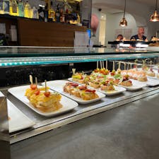 🇪🇸 タパスツアー

バルセロナのタパスツアーで3軒のバル巡り😄

1人88ユーロは高いかなぁって思ったけど、　ホテルまでの送迎やサグラダ・ファミリアのライトアップなどの観光案内付きだったので、結果は大満足🫶

ピンチョスや自分で作ったパンコントマテ、ハモン・イベリコ・デ・ベジョータなど、料理も最高に美味しかったです😍

#puku2'23
#puku2"07
#puku2🇪🇸バルセロナへの旅'23.7
#スペイン#バルセロナ#タパス#バル#グルメ
