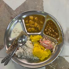 Siri Guru Singh Sabha
インドのシーク教のバンコク支部では毎朝カレーがいただける。
異教徒にも平等に振る舞ってくれるということで、お邪魔してきました。

今日は豆のカレーとじゃがいものカレー。
優しい味でペロリと完食。

ドネーション(寄付金)の箱があるので忘れずに感謝のドネーションをしてきました。