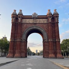 🇪🇸 バルセロナ

最終日は早起きして凱旋門へ

バルセロナと言えば、素晴らしい建築物‼️
ですが、可愛いバルセロナ・フラワーのマークと、あらゆる道で見かけたゴミ箱も印象に残ってます🤭

特に私の背丈程ある⁈特大サイズのゴミ箱には衝撃を受けました🫨

#puku2'23
#puku2"07
#puku2🇪🇸バルセロナへの旅'23.7
#スペイン#バルセロナ#凱旋門#ゴミ箱#バルセロナ・フラワー