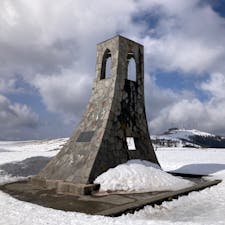 長野県/美ヶ原高原

満天の星空を観るのが第一の目的でしたが、あいにくの曇り空で残念な結果に😢

その代わり、初スノーシュー体験ができ、南極大陸に行ったかのような写真が撮れました😆

食事も山の上とは思えない程の豪華さとボリューム😋

#puku2'23
#puku2"03
#puku2青春18きっぷ旅'23.3
#puku2長野
#長野#美ヶ原高原#雪#山#グルメ
