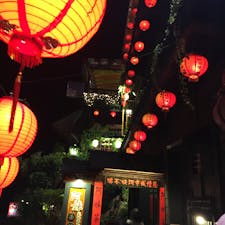 🇹🇼 九份老街

赤い提灯と狭い石段
何となくノスタルジックな場所

#puku2'16
#puku2"08
#台湾#九份老街#夜景