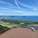 見晴らし最高！唐津の海は澄んでいて青い。この海の中をイカがいっぱい泳いでるんだろうな〜