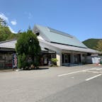 奈良県の東の端、御杖村（みつえむら）にある「道の駅　伊勢本街道　御杖」。自然豊かで、やや標高の高い山間部にあります。

日帰り温泉の「姫石（ひめし）の湯」を併設しており、休憩所も広いので、ゆっくりできます。温泉の露天風呂に、涼しい風が吹いていて、気持ち良かったです。

食事は、現在レストランがお休みのため、セルフコーナーのみ営業。丼物、鹿のフライなどがありました。農産物直売所で、村内にある自家焙煎コーヒー店のドリップコーヒー、野菜などを購入しました。