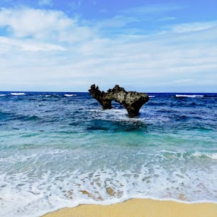 #沖縄　#ハートロック　
ハート❤️の岩というより。、🤔
クジラの尾２つって感じ。。
#知念岬　#奥武島（おうじま)
#ニライカナイ橋
どこへ行っても、真っ青で最高👍