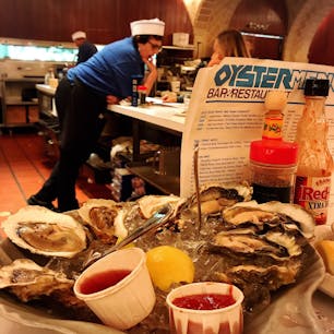 🇺🇸U.S.A.／NYC／oyster bar

ローカル感溢れるオイスターバー。
生牡蠣を海外で食べることに不安がありましたが、特にその後も問題なし！

クラムチャウダーもセットでぜひ🐚