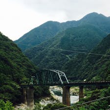 露天風呂から渓谷が見られます。
写真はホテルの駐車場から。
時々電車が通りますので撮り鉄さんもぜひ。