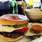 イースター島で食べたハンバーガー。
顔ぐらいの大きさに驚きましたがパテがジューシーで美味しかったです。

#イースター島
#ハンバーガー
#チリ
#イースター島グルメ