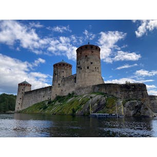 #2023年8月フィンランド旅行記

〜フィンランド湖水地方で古城を訪ねる〜

フィンランド最大の湖サイマー湖畔の観光都市サヴォンリンナSavonlinnaで、#オラヴィ城 Olavinlinnaの見学ツアーに参加しました。

オラヴィ城はスウェーデン王国が国境強化のために城を建てることにしたことが始まりです。建設は1475年に始まり、1400年代終わりまでには東側の2つの塔部分が完成したとのこと。1714年にロシア領となりますが、1721年にスウェーデンに返還。しかしながら1743年には再びロシアの所有となります。オラヴィ城の歴史だけでも、フィンランドがスウェーデンとロシア二つの大国の間で翻弄されてきたことが分かります。

2〜9枚目はツアー中に撮った写真。若い元気なガイドさんの後についてお城の中を周ります。一部狭かったり急な石造りの螺旋階段や通路を通りながら各スペースがどんな風に使われていたのか教えてくれます。9枚目、塔の外壁に飛び出す形になってる部分はトイレです。室内からも見ましたが、台座？に穴が空いているだけの湖にポットン式でした😏湖面が良く見えました、、夏はまだしも冬はすごく寒かっただろうな〜

10枚目はツアーの解説が書かれた紙。なんと日本語版が用意されていました！それもかなりしっかりした日本語です。遠く離れた国で日本語の説明に出会うと感動する私😆チケット売り場で「あなたの言語は？」と聞かれたので答えるとサッと渡してくれました。

#フィンランド
#湖水地方
#サヴォンリンナ
#城