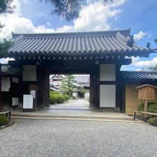 大覚寺　
大覚寺は、京都市右京区嵯峨大沢町にある真言宗大覚寺派の大本山の寺院。山号は嵯峨山。本尊は不動明王を中心とする五大明王。開山は恒寂入道親王である。嵯峨天皇の離宮を寺に改めた皇室ゆかりの寺院である。

#サント船長の写真　#大沢の池