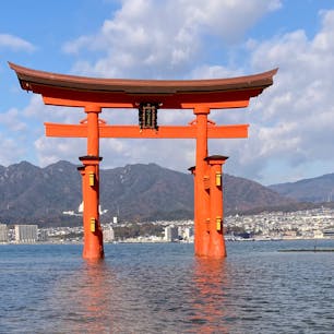 広島県/宮島

潮が引いていた時間帯だったので、厳島神社も鳥居も少し想像と違う景色でした😅

でも、改修工事を終えた⛩️が観れて良かったぁ☺️

#puku2'22
#puku2"12
#puku2青春18きっぷ旅'22.12
#puku2広島
#広島#宮島#厳島神社#鳥居#海
