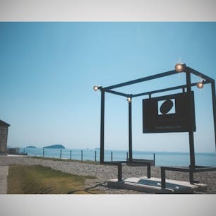 壱枚乃絵 海辺のテラスカフェ(赤穂)です。
外にはソファーなどが置かれており海を間近に感じることができます。(砂浜は見えますが…)
屋内でも飲食可能です。