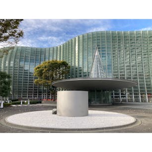 東京都/国立新美術館

曲線で描かれたガラス張りの外観が印象的な、黒川紀章氏による設計。

建築物そのものがアートであり、それだけでも訪れる価値は充分にあります。

#puku2'22
#puku2"11
#puku2伊東から関東地方を巡る旅'22.11
#puku2美術館
#puku2東京
#東京#国立新美術館#美術館