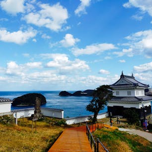 長崎県　平戸城　
なだらかな丘の上に建つ天守閣。
その背景には、真っ青な海が見渡せます。
青い空。青い海。
いつまでも眺めていたい景色です。