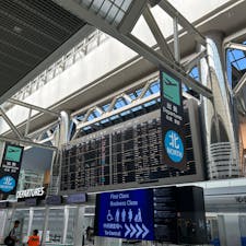 用事があって成田空港に寄ったけどこのモニター？見ると海外行きたい、って思ってしまいます。