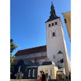#2023年8月フィンランド旅行記　番外編

〜エストニア・聖ニコラス教会で『死のダンス』と対面〜

エストニアの首都タリンの旧市街観光のうち、時間を費やした場所の一つが聖ニコラス教会。現在は主に中世美術の博物館として使用されています。

1枚目、要塞としての目的もあったせいか質実剛健な印象の建物外観。

2枚目、所蔵品の目玉である15世紀後半の作品『死のダンス』。遠景でディテールが伝わりませんが、法王、皇女といった当時の身分の高い人々が骸骨（＝死）と踊る様子が描かれています。作品下部には「身分に関わらず死は等しく訪れる」という内容が皮肉っぽい口調で書かれています。
死のダンスは戦乱と疫病の時代でもあった中世ヨーロッパで普及した絵画モチーフ。現存するものは殆どなく、聖ニコラス教会に残るものも作品の一部分だけで、オリジナルは様々な身分の人々が描かれるかなり長い作品だったとのこと。
皇女様の憂鬱な表情の一方、骸骨達が嬉々として踊っている様子は不気味でありながらユーモラスでもあり、、見入ってしまいました。

3〜7枚目、祭壇画や木彫刻などの貴重な作品が広々とした空間にゆったりと展示されています。バグパイプがありコンサート会場としても使われるそうです。

8〜9枚目、塔の展望フロアからの眺め。エレベーターで行けて楽ちんでした👍展望スポットがたくさんあるタリン、こちらからの眺めも思い出に残るものとなりました。

#エストニア
#タリン
#世界遺産
