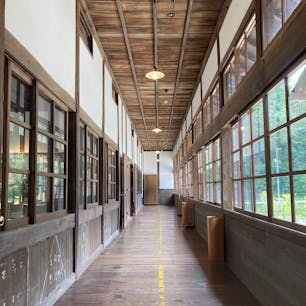 岡山　旧吹屋小学校

雰囲気のいい廊下
木製の机と椅子
黒板
理科の実験器具

小学生の頃の思い出が
よみがえります。