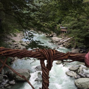 徳島/祖谷の蔓橋

シラクチカズラを編み連ねて作られた橋で、3年毎に架け替えられるそうです。

最後の写真は橋を渡った先にある「琵琶の滝」です。

#puku2'15
#puku2"07