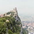 サンマリノ共和国🇸🇲
リミニからバスに乗って訪れたイタリアの中にある世界で5番目に小さな独立国家。断崖絶壁にたつ城砦、眺望も抜群です