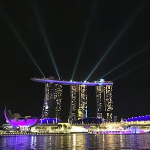 🇸🇬 リバー・クルーズ

船上から見たマリーナ・ベイ・サンズのレーザーショー『スペクトラ』は最高でした🤩

#puku2'18
#puku2"01
#puku2'18.01シンガポール姉妹旅
#シンガポール#シンガポール・リバー・クルーズ#夜景#イルミネーション
