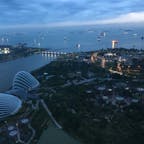 🇸🇬 マリーナ・ベイ・サンズ

インフィニティプールと客室からの眺め。

南国のシンガポールでも1月の曇り空は肌寒く、泳いでる人もまばらでした😅

#puku2'18
#puku2"01
#puku2'18.01シンガポール姉妹旅