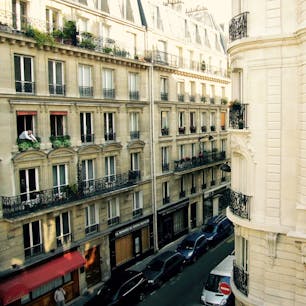 フランス🇫🇷パリ

宿泊ホテルの窓を開けると…

まるでパリに住んでいるかのような
錯覚におちいってみたりして…🤭