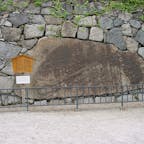 名古屋城の石垣
一枚目写真が清正石
本丸東二之門を入った正面には、大きさ約八畳敷、重さ推定10トンとされる名古屋城の石垣で最大の巨石があります。この石を清正が運んだという伝承があり「清正石」と呼ばれていますが。


#サント船長の写真　#名古屋城　#名古屋旅行