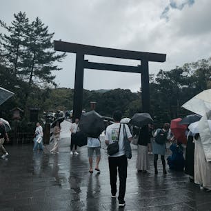 伊勢神宮内宮
外宮では土砂降りだったけど、内宮着いたら雨上がって晴れてきた☀️
神宮林木材使用の御朱印帳get😆

おはらい町&おかげ横丁で、松阪牛寿司と伊勢うどん食べて満足♥️
帰りは特急しまかぜに乗って名古屋まで、快適だった～♪