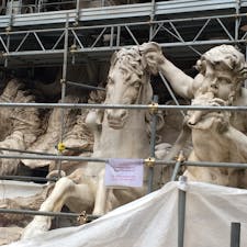 🇮🇹 イタリア・ローマ

『トレビの泉』

訪れた時がたまたま16か月の修復工事中😭

でも、水の入っていないバージョンも貴重かも😆と見学していると、後ろの建物の窓に人影が⁈

調べてみると、この建物はポーリ宮殿と言って、中は博物館になっているそうです。
ただし、見学者は窓を開けることはできないようなので、関係者だったのかも🤔

当時はそんなこと知らなかったので、ビックリしました‼️

#puku2'15
#puku2"02
#イタリア#ローマ#トレビの泉