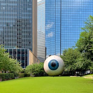 テキサス州ダラス(Dallas, TX)

ビルの谷間に鎮座する巨大な目玉のモニュメント「The Eye」。シカゴを拠点とするアーティスト、トニー・タセット氏の作品で高さ9mほどのグラスファイバー製の彫像。多くの人々に語りかけるものを作りたかったと言うその作品は、彼自身の眼球をモデルにしているのだとか。

ファラオの目、フリーメーソンの目、ビッグブラザー（スラングとして「独裁者」とか「組織や国家において独裁権力を持つ人」と言う意味。語源はジョージ・オーウェルの小説『1984』に登場する独裁者の名前「Big Brother」に拠るそう）の目に照らして、観る人次第で何にでもなる象徴的なオブジェのよう。

パイオニア・プラザ(Pioneer Plaza)に建つThe Dallas Cattle Drive sculptures。3人のカウボーイと40頭のロングホーンの牛達の群像が見られる。

アメリカ合衆国国旗、テキサス州旗、ダラス市旗の3本の旗が並ぶダラス市役所前の広場(Dallas City Hall Plaza)。

VPN(真のナポリピザ)加盟店 “400 Gradi”にてランチ。

前菜はブッラータ。ピザは秋らしいメニューで、少しスパイシーに味付けされたバターナッツ・スクウォッシュと松の実のガーリック・ソテーにルコラとモッツァレッラのトッピング。

﻿ダラス美術館(Dallas Museum of Art)で芸術の秋を堪能。

狩野長信作の源氏物語の対の屏風絵や、クロード・モネの「ラヴァクールのセーヌ川」、アメリカの風景画家フレデリック・エドウィン・チャーチの「氷山」をはじめ、紀元前3,000年から現代の芸術作品まで、24,000点以上のコレクションが展示されている。入場料無料。