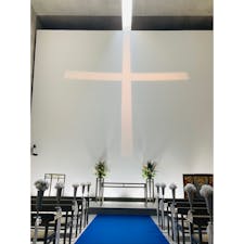 兵庫　淡路島

グランドニッコー淡路
海の教会

天井の十字のスリットから
光がそそぎ
十字架に。

安藤忠雄さん設計