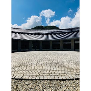 兵庫　淡路島

淡路夢舞台国際会議場
中庭

中庭の真ん中は少し高く、
そこから見える
360度の瓦屋根が素敵でした。