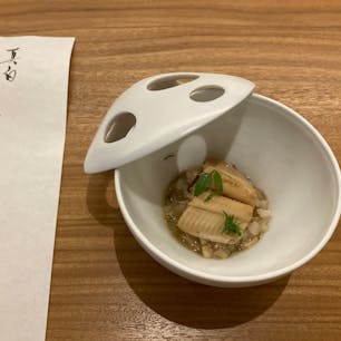 京都府/真白

お祝いごとがあった時などに、奮発して出かけるお店です。
美味しいのはもちろんのこと、創作料理の技の細やかさや発想の豊かさに、驚きと幸せを感じる素敵な場所です。

puku2'23
puku2"09
#puku2京都
#京都#真白#グルメ