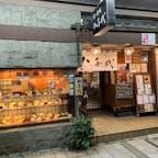 滋賀県彦根市の「八千代　駅前店」は、JR彦根駅前で古くから営業している和食店。麺類や丼物、ランチなどがあり、地元の人も利用している。

赤こんにゃく、鮒ずしといった滋賀の郷土料理や地酒もあり、観光で訪れた人にも良さそうだ。

写真は、柔らかく煮込んだ牛すじをたくさん使った「ひこねうどん」と、近江牛の肉うどん。肉うどんは1,700円と高めだが、近江牛がたくさん入っていて、肉の風味を堪能できた。