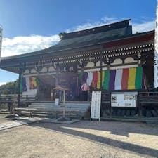 観音正寺　(滋賀県)
西国三十三霊場　第三十二番

琵琶湖の東、標高433メートルの「繖山（きぬがささん）」の山頂近くに建つ本堂。平成５年（1993年）に焼失、平成16年（2004年）に再建された。インドの白檀（23トン）で造られた本尊の「千手千眼観世音菩薩像」が安置されている。

#サント船長の写真　#滋賀県