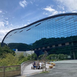 九州国立博物館へ
外観から 目を奪われて 麗しき