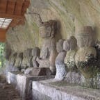 臼杵石仏

古園石仏大日如来像に代表される国宝臼杵石仏（磨崖仏）は、平安時代後期から鎌倉時代にかけて彫刻されたと言われています。誰がどのような目的で造営したのか、はっきりとしたことは分かっておらず、今もなお多くの謎に包まれています。

#サント船長の写真　#石仏　#仏像石像