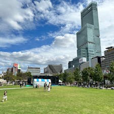 大阪・天王寺公園内に誕生した「てんしば」。家族とのんびり過ごせる芝生広場をはじめ、あべのハルカスを一望できるスポットやレストラン、カフェなどがあり、のんびりと過ごせますよ♪

#大阪 #天王寺 #てんしば #レストラン #旅田サトシ