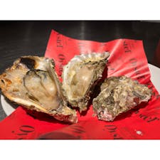 牡蠣屋🦪

宮島で大好きなごはん屋さん💕
メニューはこちらの定食と他単品が数品のみですが、この定食が本当に美味しい😋

焼き牡蠣が個人的には1番美味しい😋お味噌汁の中にも牡蠣が入っており、数えたらこの定食牡蠣10個は確実に入ってる😳💦10個も牡蠣食べて2600円は破格なのでは？

提供もメニューがこれしかないので早い💦頼んで5分もしないうちに来ました‼️

#広島#宮島#広島グルメ