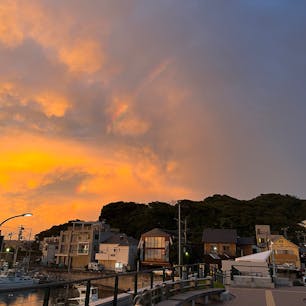 葉山港⚓️
2023.9

夕陽のなかに虹が浮かんだ、夏の終わり。🌈
潮風にあたりながらオレンジ色の空を見ていると、いつもなんでか胸がいっぱいになる☀️🌊
