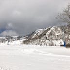 【ハチ高原スキー場】兵庫県
兵庫にある2つのスキー場「ハチ高原スキー場」&「ハチ北スキー場」は山頂でつながっており、合わせれば関西圏では最大級のスキー場となっています。ベテランが楽しめるコースはもちろん、小さな子連れファミリーや、ゲレンデデビューの方にも人気。特に、緩やかな傾斜の「グリーンエリア」は初心者が練習するのにぴったりで、リフト券も大人の一日券の約半額です
