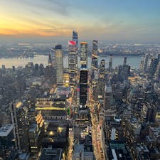 Empire State Building. New York City
2022.12

大好きな映画のモチーフとなった場所。
年末に訪れることができました✨

ビルや車や電灯の光が「人間が作った星」と言われるだけあって、数世紀前かけて人が集まり、流れ、造っていったこの街の歴史を感じられる景色でした。