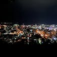 【鹿児島】

城山からの夜景。

この日は、雨だったから
雨に打たれながらの写真撮影🤳

曜日限定で、19時からと20時からの2回、カゴシマシティービューが夜景コースを運行。

ガイドさんも同乗で、鹿児島の歴史を解説してくれる。

歴史好きな方にぜひオススメしたい！