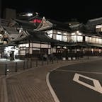 道後温泉本館
道後温泉本館は、日本最古といわれる道後温泉のシンボルで、「神の湯」に代表される温泉施設です。
道後温泉本館の一番の魅力は、日本の公衆浴場として初めて、平成6年(1994)に国の重要文化財に指定されながら、博物館化せずに現役の公衆浴場として営業を続けているところです。平成21年(2009)に発行されたミシュラン・グリーンガイド・ジャポンでは、最高位の三つ星を獲得しています。

#サント船長の写真　#四国観光