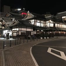 道後温泉本館
道後温泉本館は、日本最古といわれる道後温泉のシンボルで、「神の湯」に代表される温泉施設です。
道後温泉本館の一番の魅力は、日本の公衆浴場として初めて、平成6年(1994)に国の重要文化財に指定されながら、博物館化せずに現役の公衆浴場として営業を続けているところです。平成21年(2009)に発行されたミシュラン・グリーンガイド・ジャポンでは、最高位の三つ星を獲得しています。

#サント船長の写真　#四国観光
