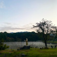 道の駅いりひろせにある金色の女神像。

早朝でひとけもなく、鏡ヶ池から立ち上る朝霧が幻想的でした。
